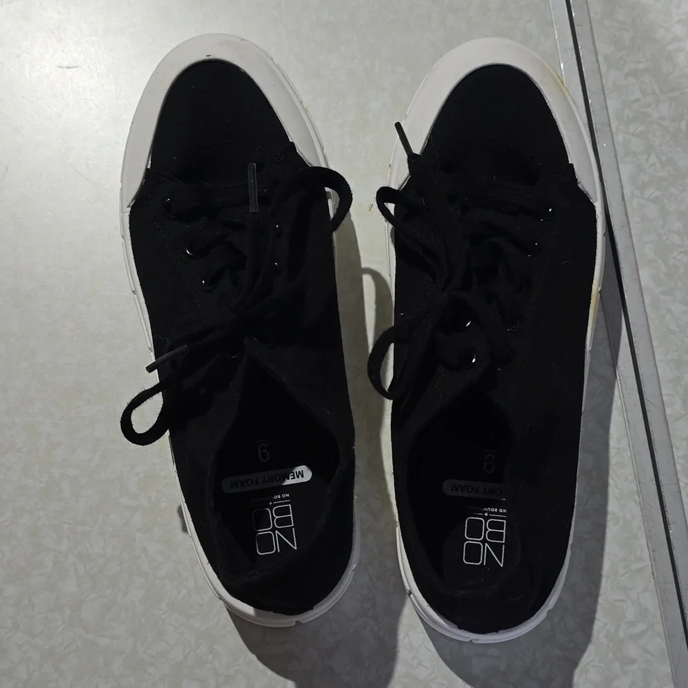 No Boundaries comfortable sneakers